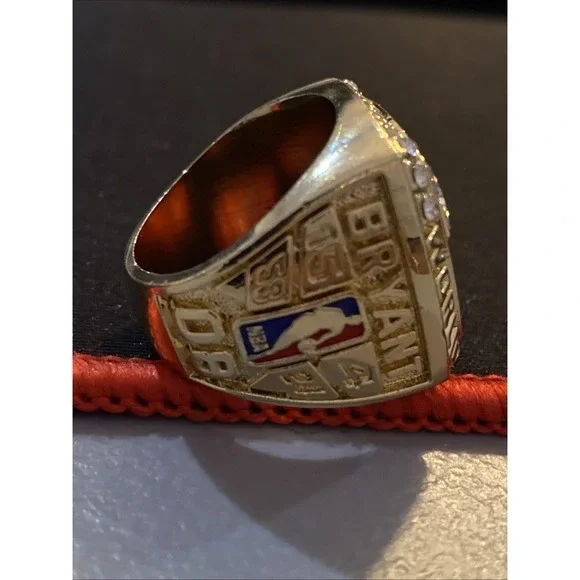 Kobe Bryant -2002 World Champions Los Angeles Lakers REPLICA Ring - Picture 2 of 4